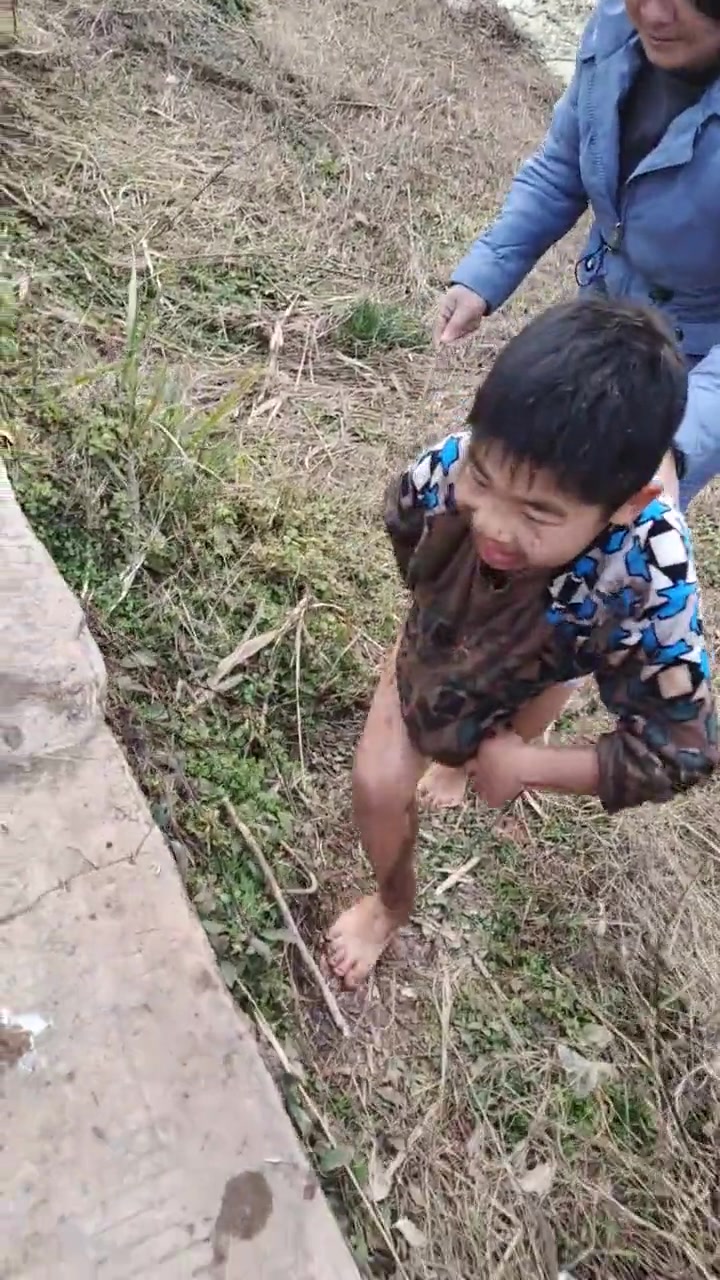 小孩：鱼我一个人抓的，打我一个人挨的，吃鱼全家人吃