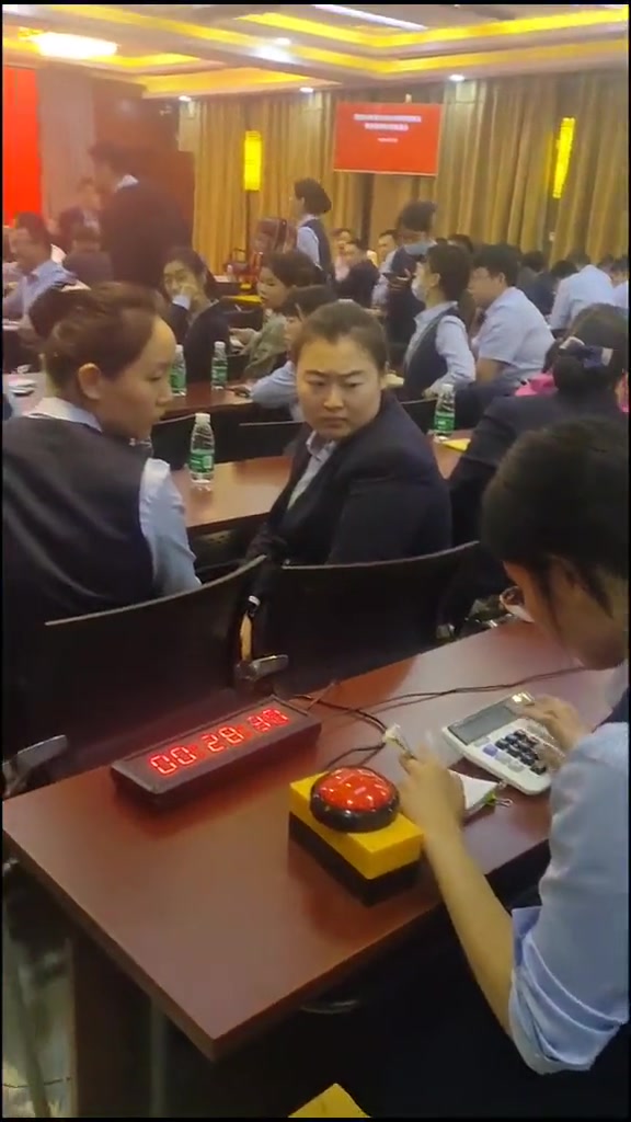 比赛一个比一个秀，办业务一个比一个锈