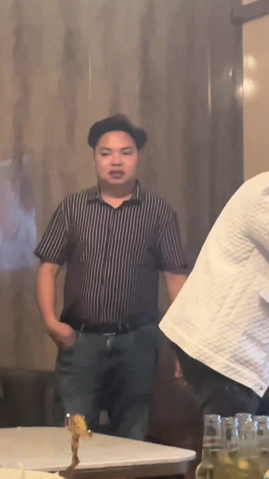 边上大哥的表情亮了！大哥：是他疯了还是我疯了
