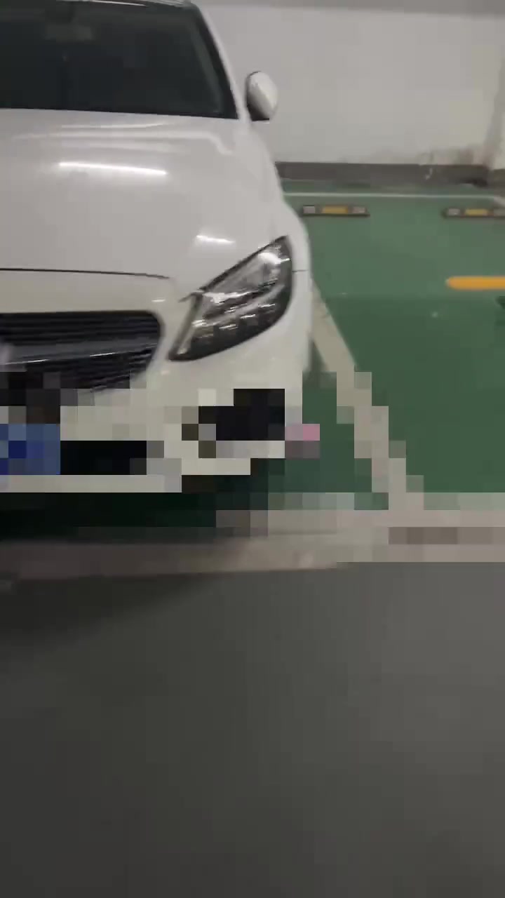 私家车位被占，车主生气直接打桩堵车