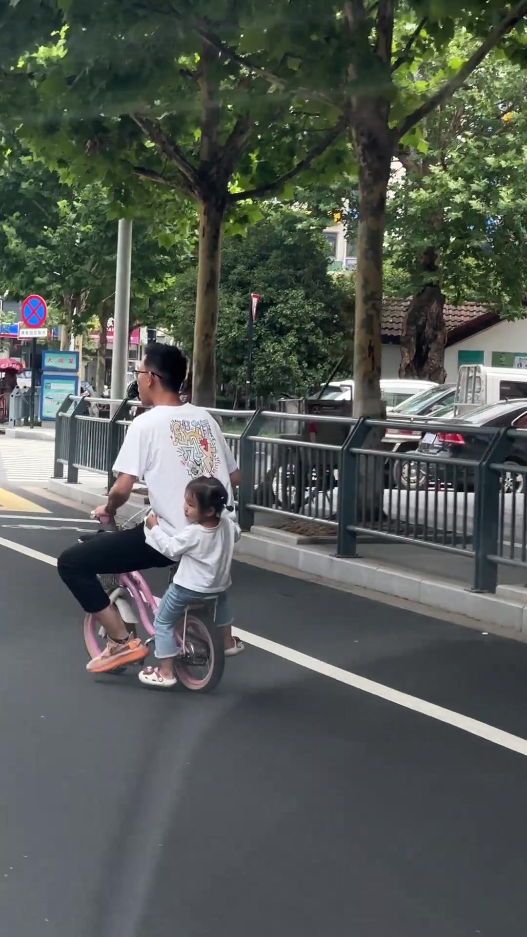 这个小车承受了它不该承受的重量！