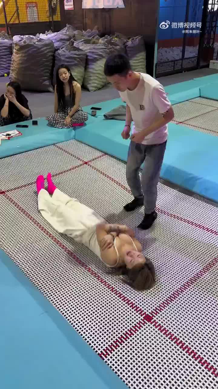女孩子一个人出门玩还是要小心啊