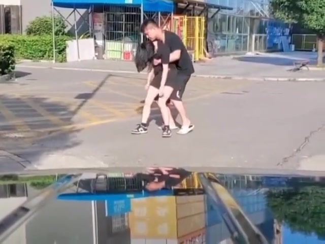 女人喝醉了，男人不耐烦的样子