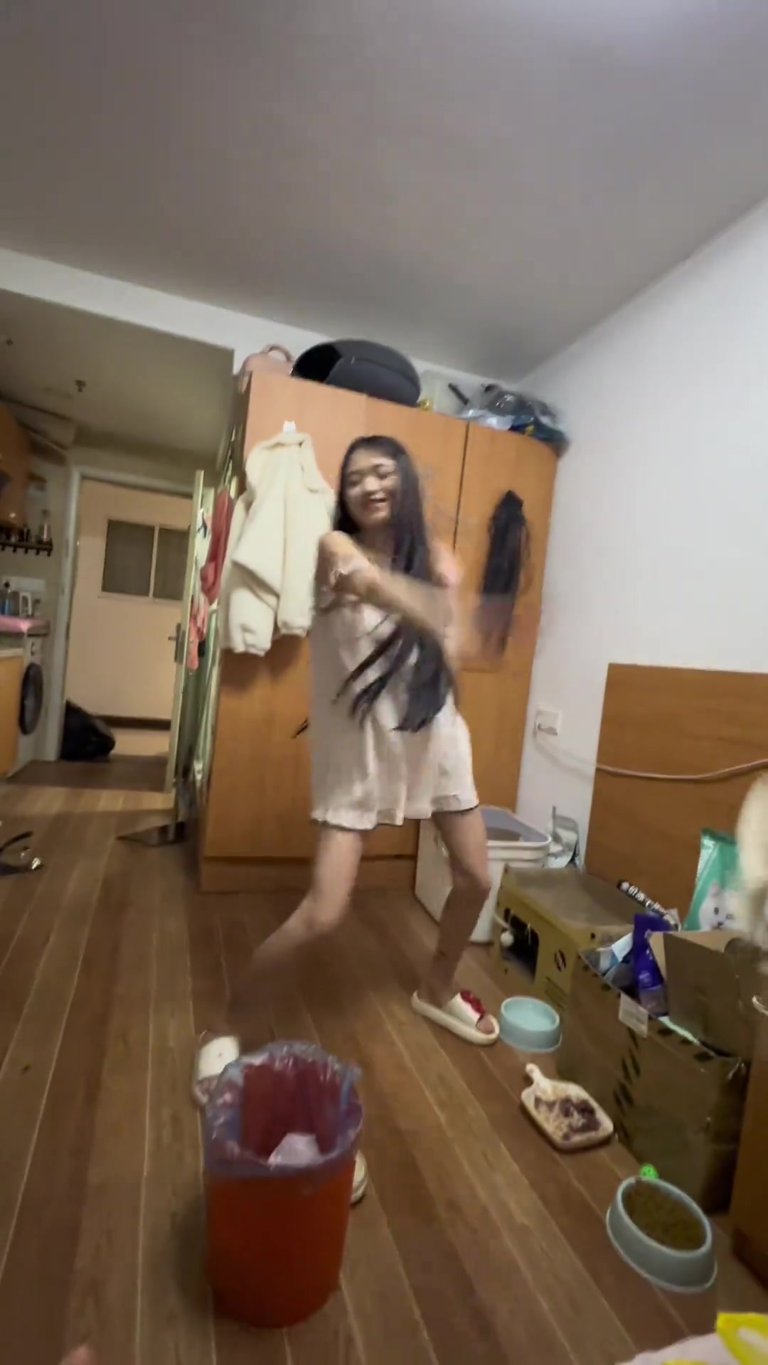 女生刚学的才艺，就着急回宿舍给舍友们展示