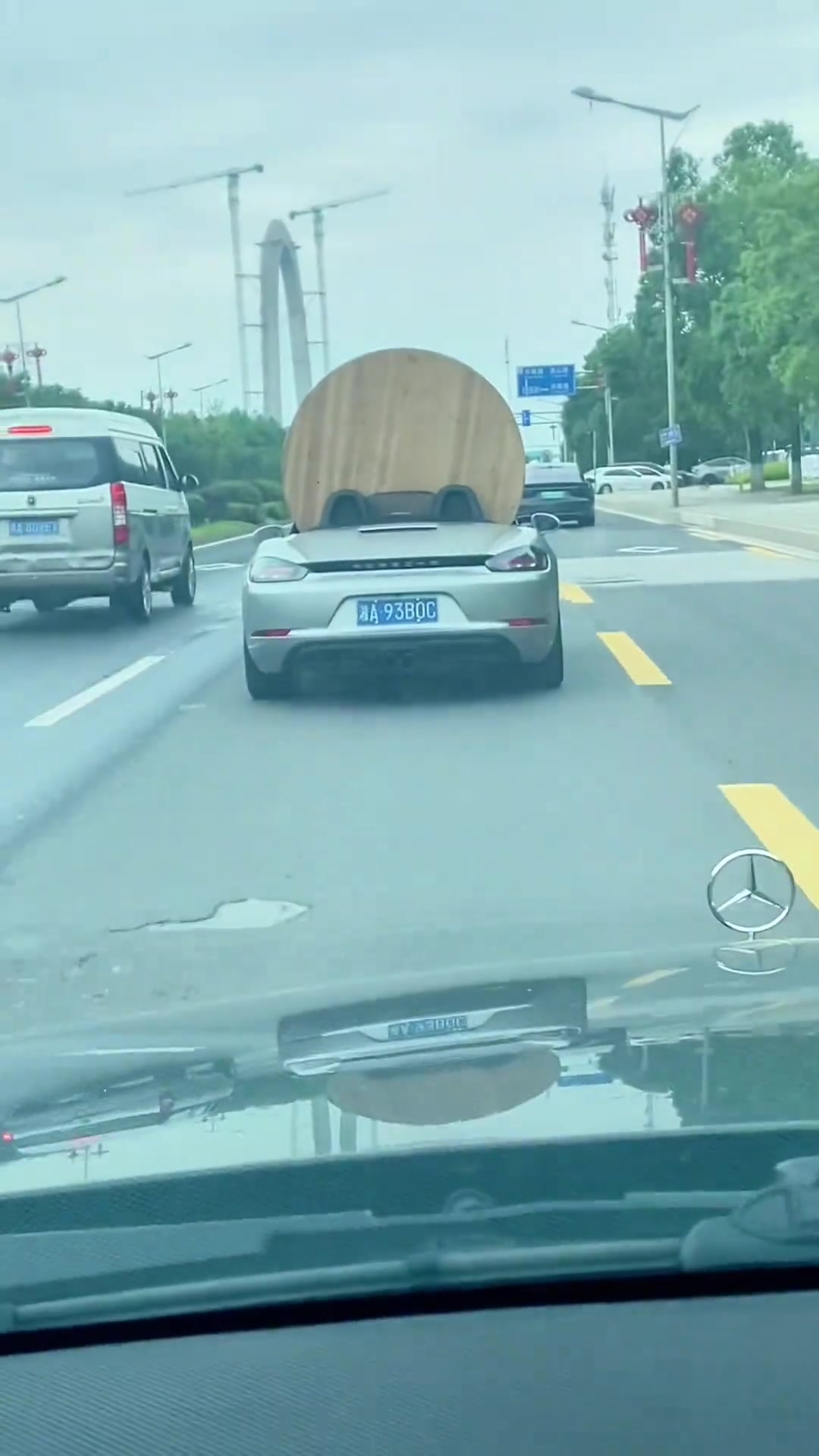 这应该是保时捷-卡桌！