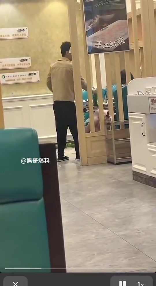 精神小伙脾气真大！将啤酒呲女孩一脸，按在椅子上就打