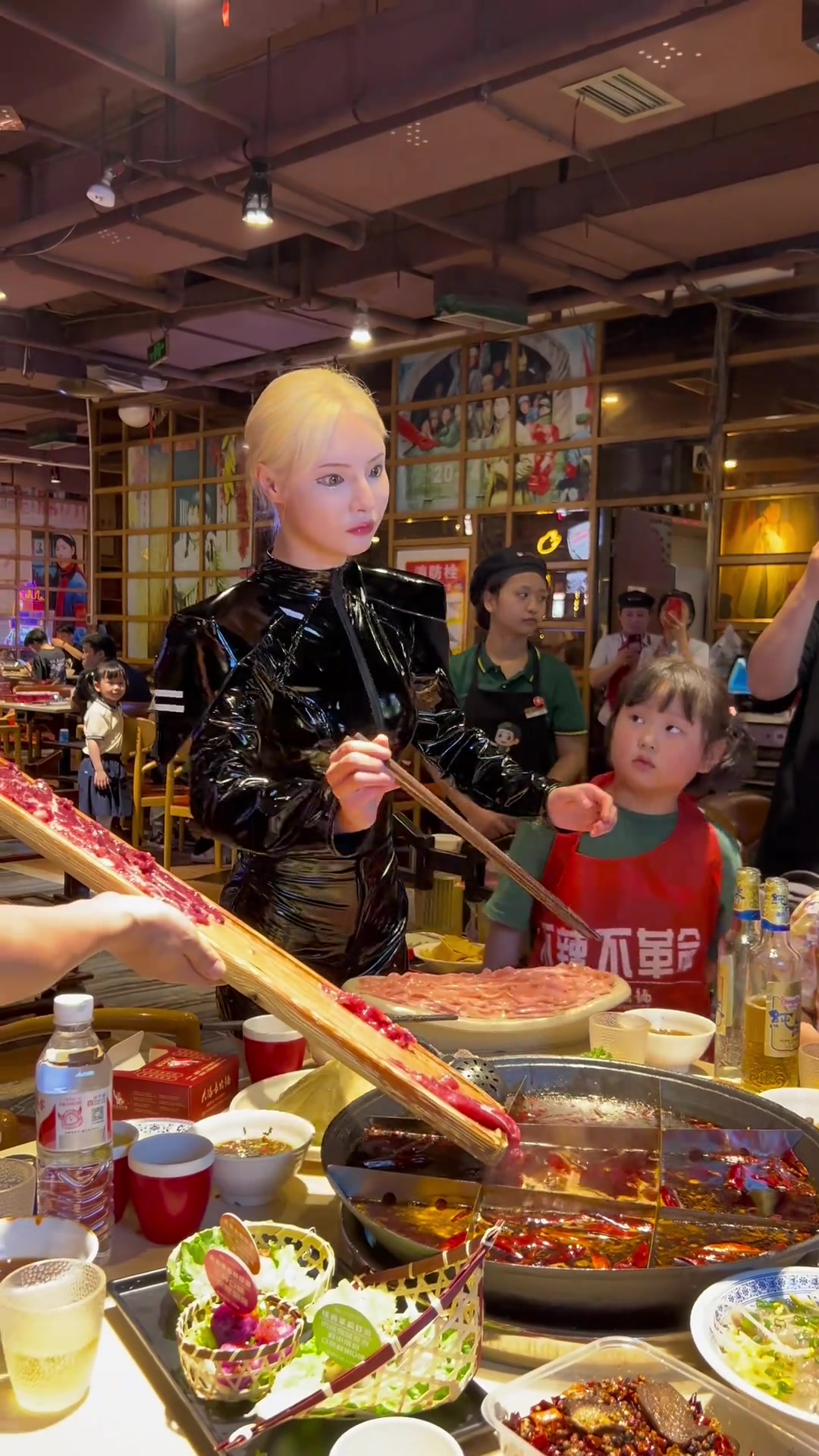 看半天真看不出到底是不是人 为啥眼球都是机械运动的