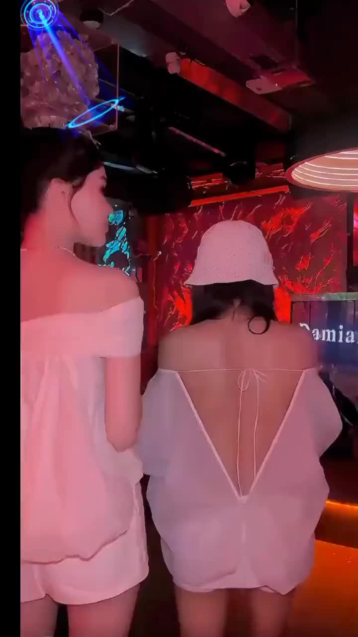 这可不是背影杀手！是你喜欢的DJ女孩么？