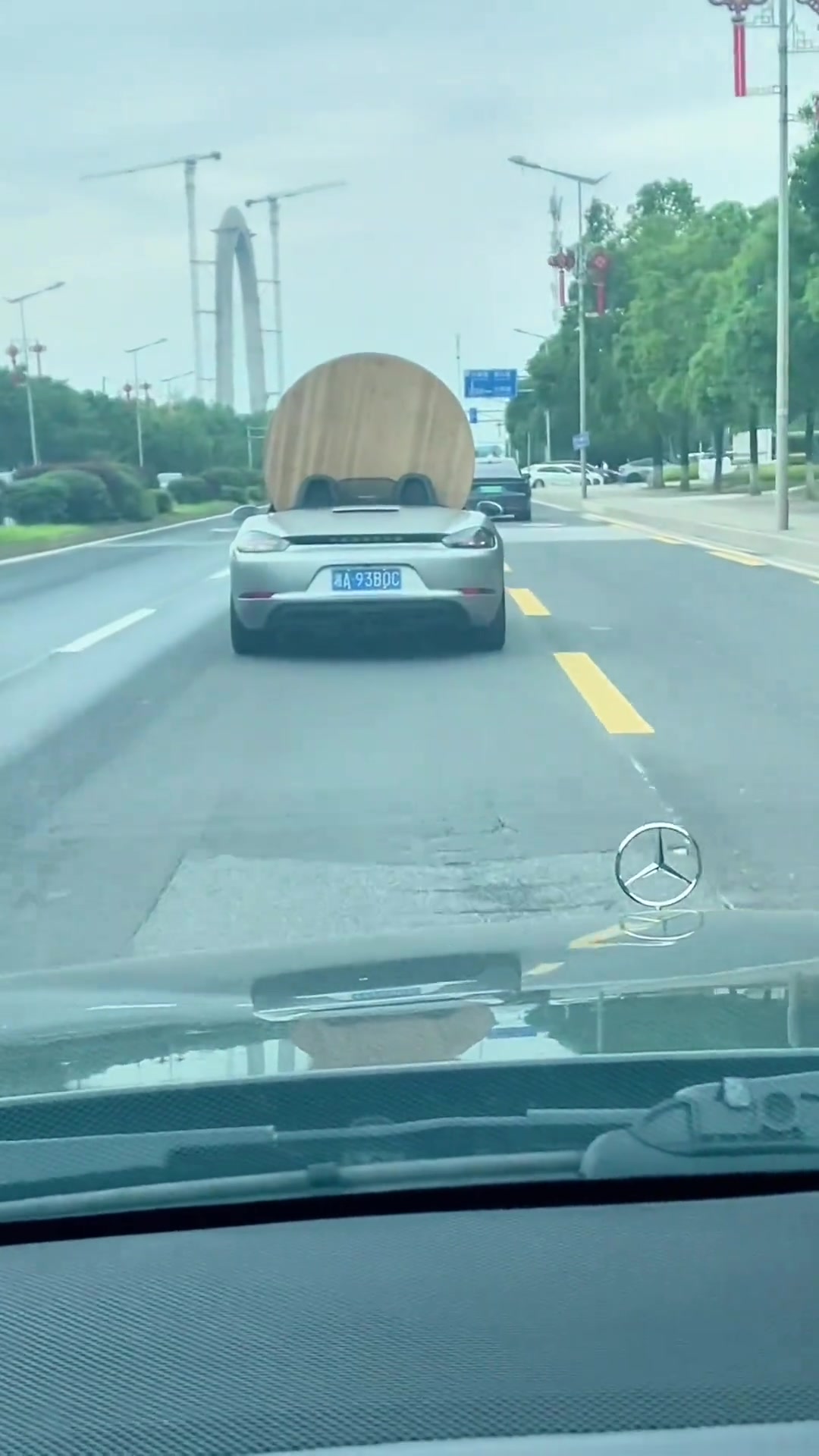 说他穷吧，有敞篷车，说他富吧，他舍不得叫货拉拉！