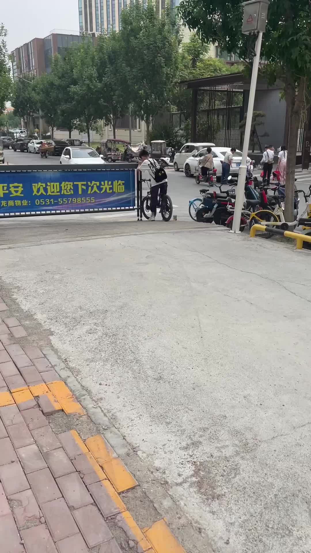 没看明白，是什么挡住了他？！