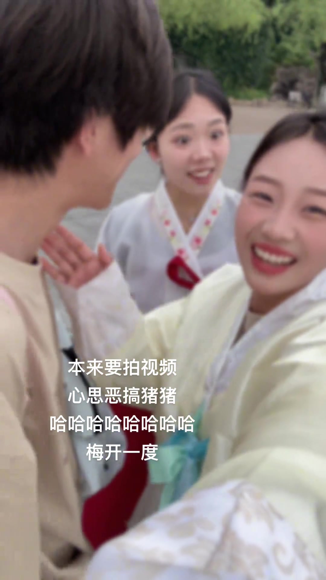 小情侣真会玩！你们这样会没有朋友的