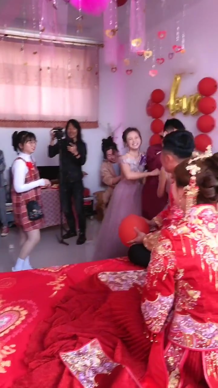 婚礼闹伴娘？婚礼上伴娘一直被抱是啥意思啊