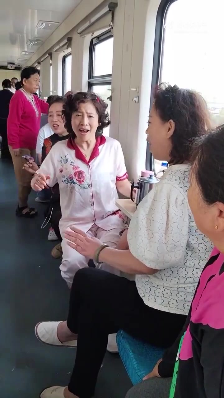 自我陶醉的够呛，一点公德心没有！！