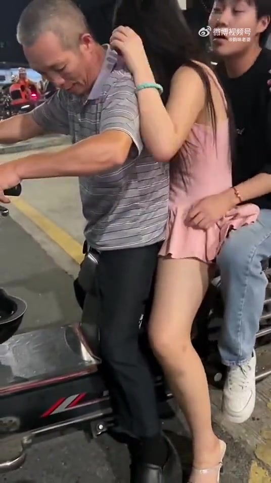 大爷快急坏了！小姐姐的脚半天不放上来