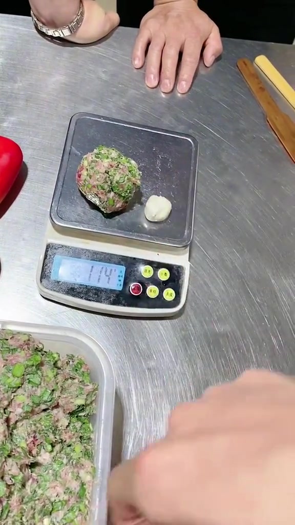 挺讲究的，吃肉丸给沾面