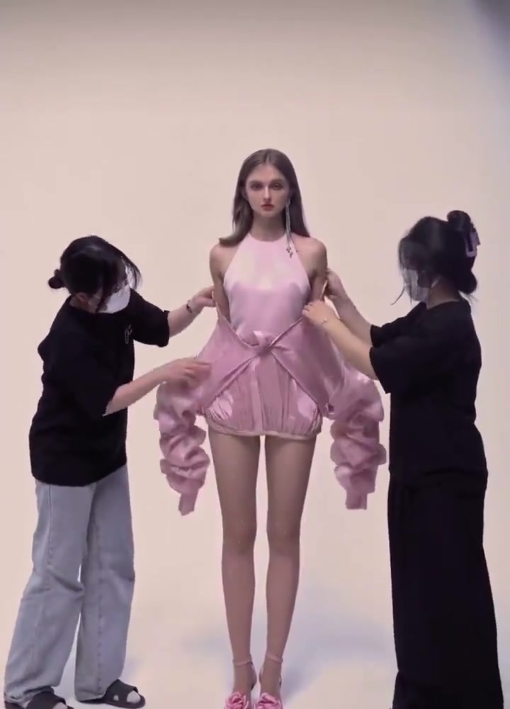 这衣服的设计不错…