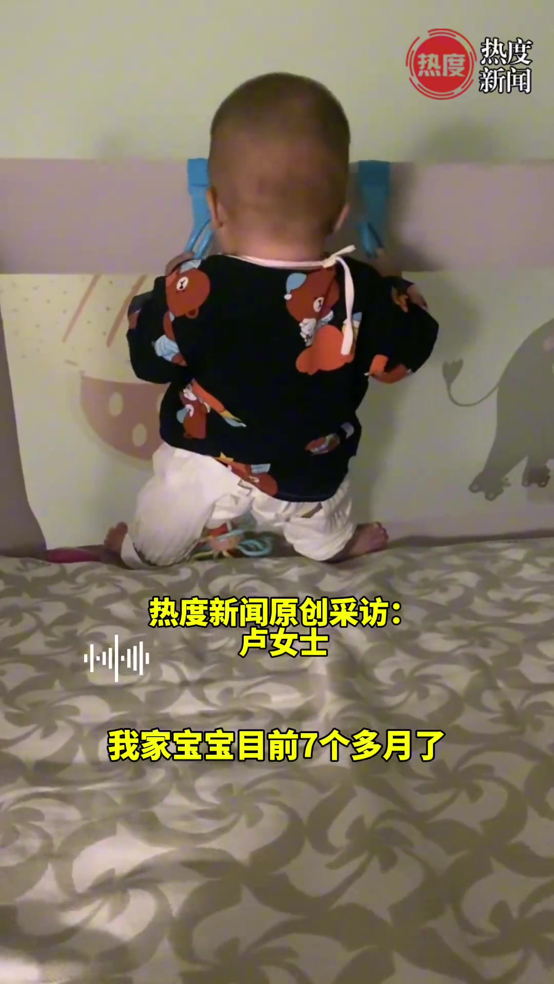七个月大的宝宝在床上做拉力，动作娴熟！