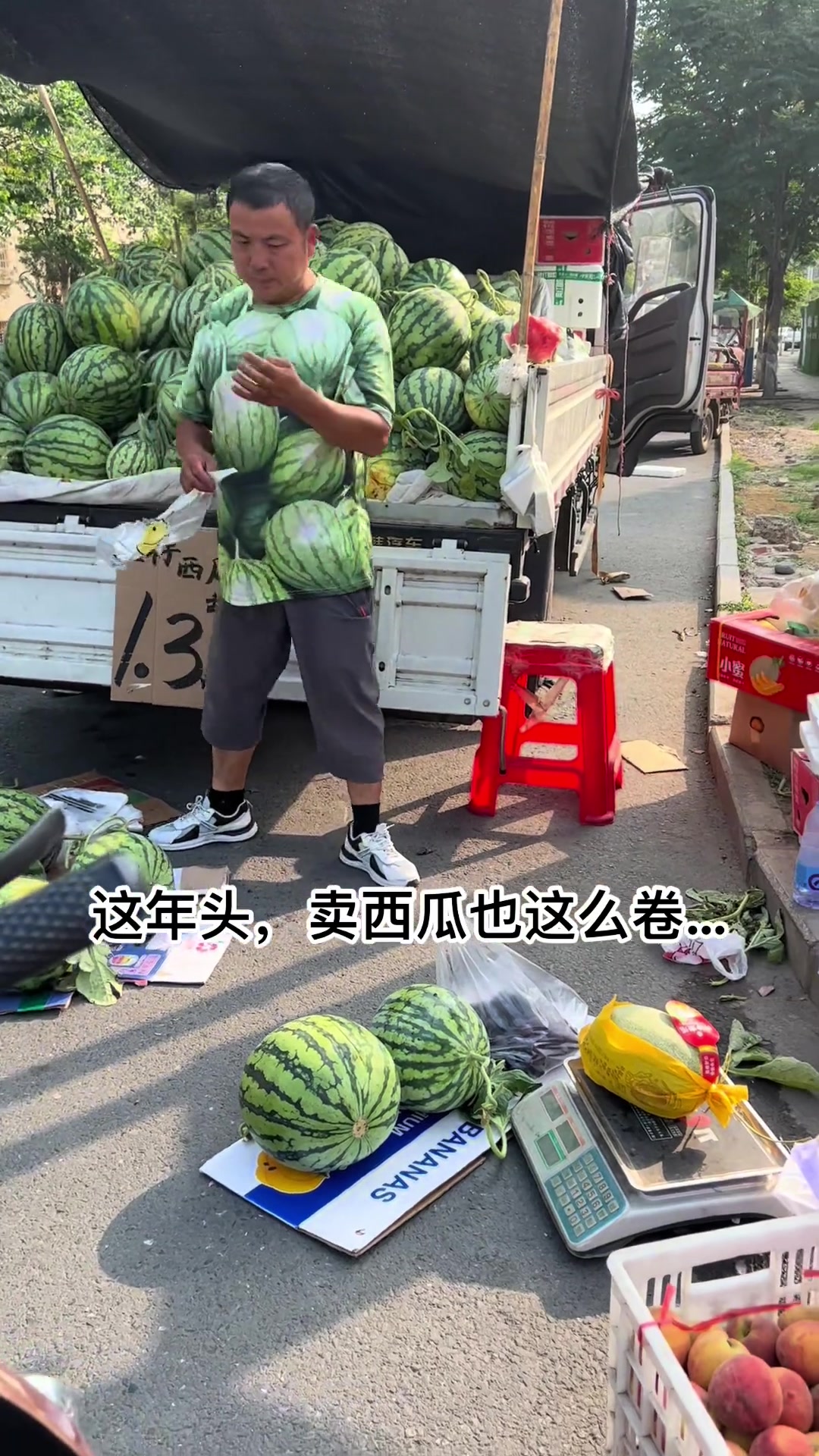 这年头卖西瓜也要这么卖力了吗