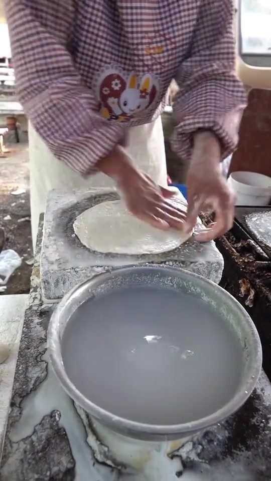 山东大姐卖纯手工烧饼！5毛钱一个，又酥又碎