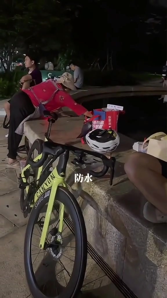 真是一个狠人啊，地摊的东西还是少吃点吧！