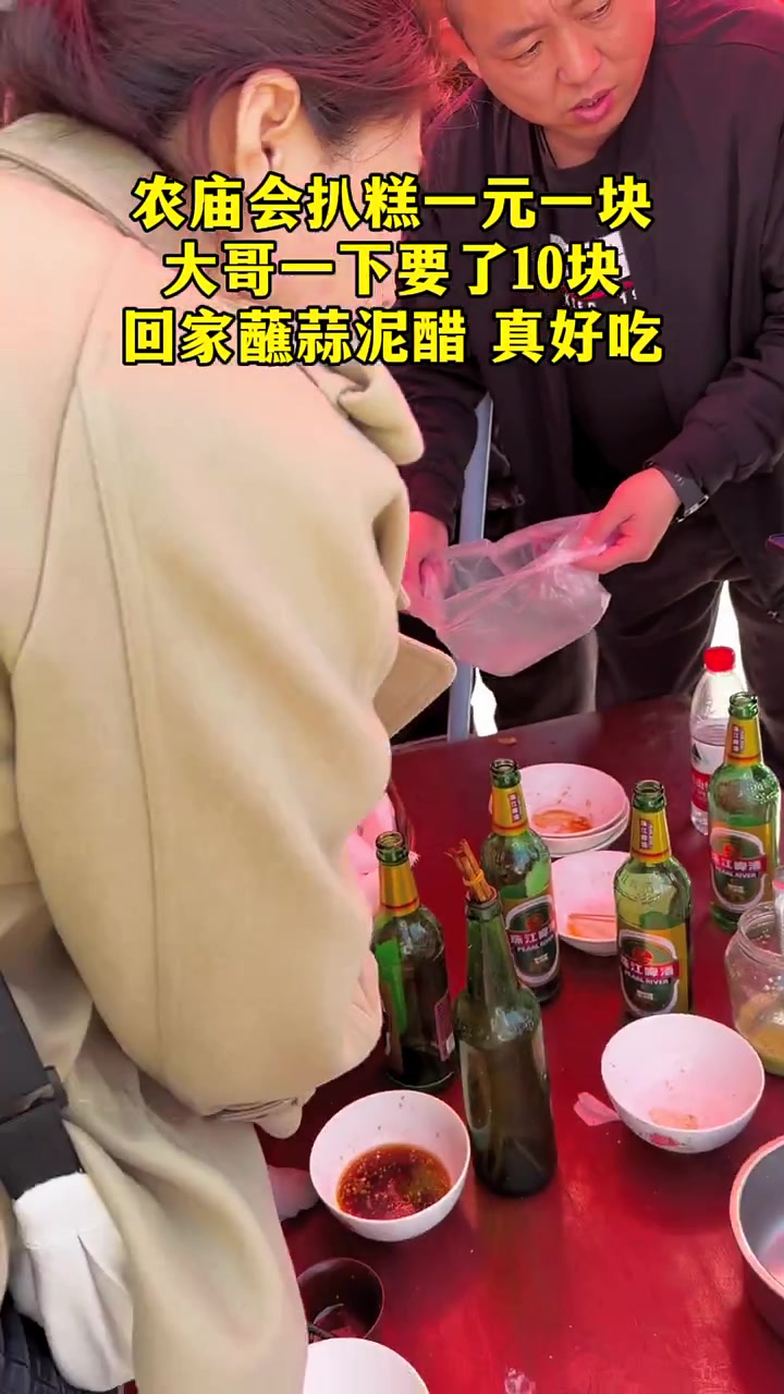 女子在农村庙会卖扒糕，物美价年味道绝了！