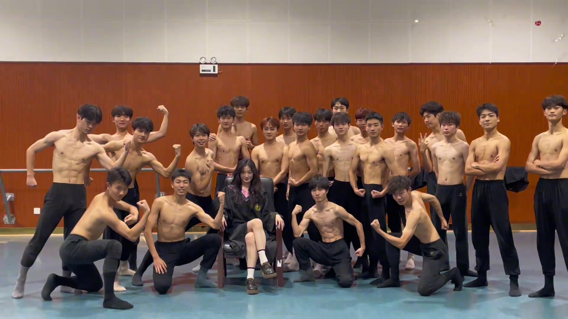 她是怎么说服这么多肌肉猛男的？！
