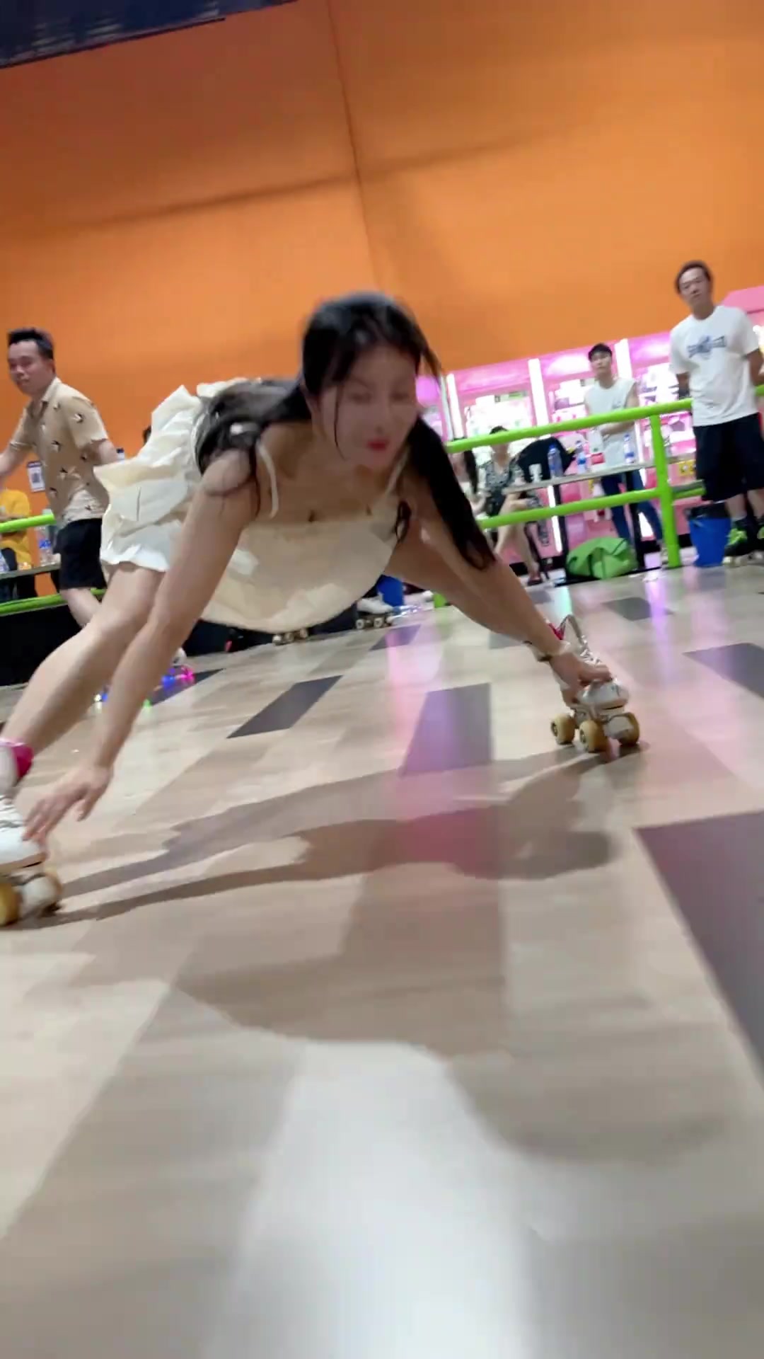 她这一招劈叉加轮滑，可不是一般人能做到的！