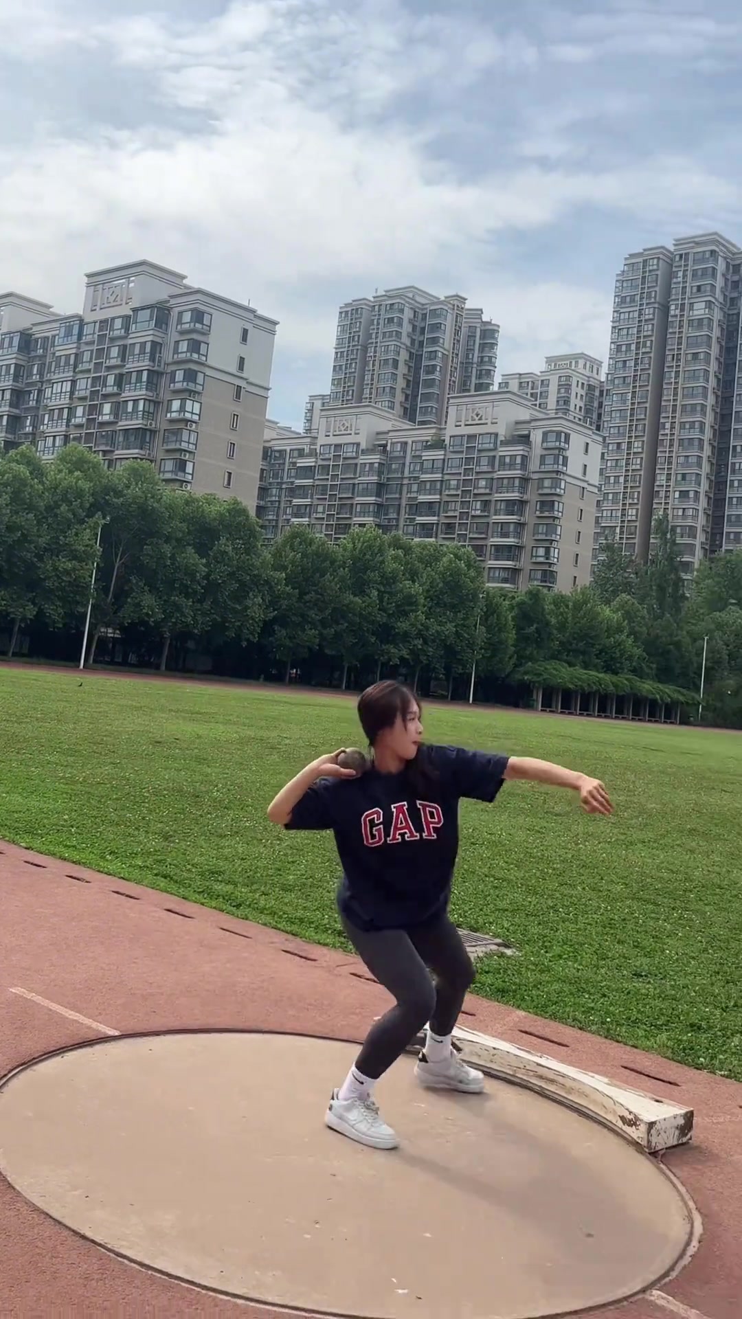 就差做成标枪交叉步了！！