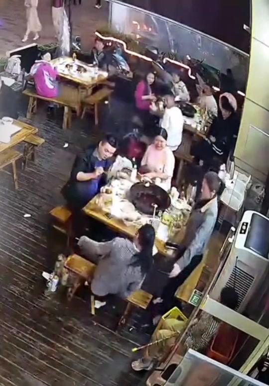 什么毛病？用火机去点气球！