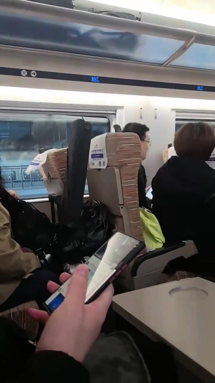 高铁座椅调整又起争执，这个角度对后排影响大嘛？