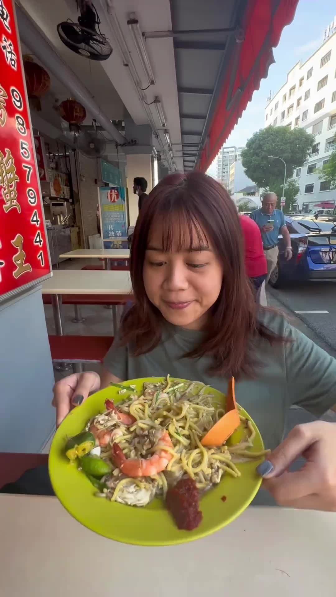 在新加坡能吃到海鲜高汤做出的10块炒面？
