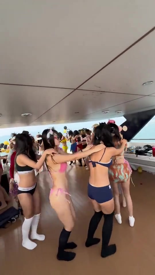 她们咋不跳兔子舞？感觉那个更嗨呀