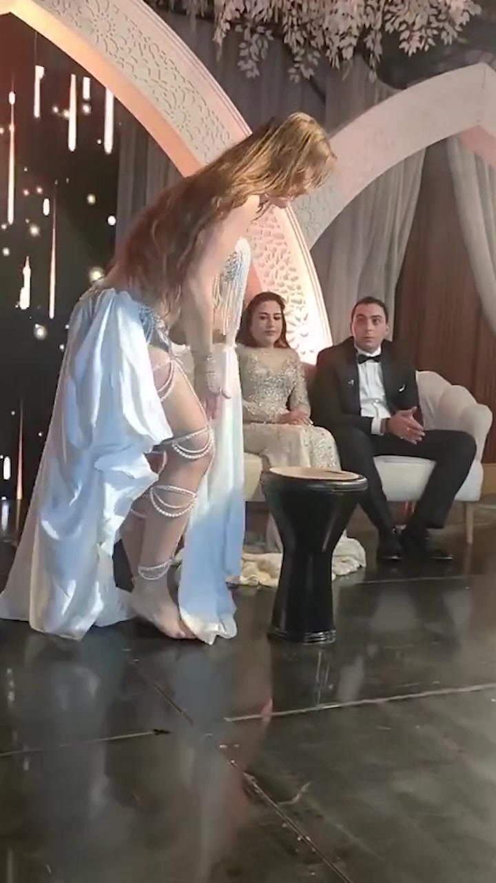 婚礼上的舞者，新郎看的眼神都直了