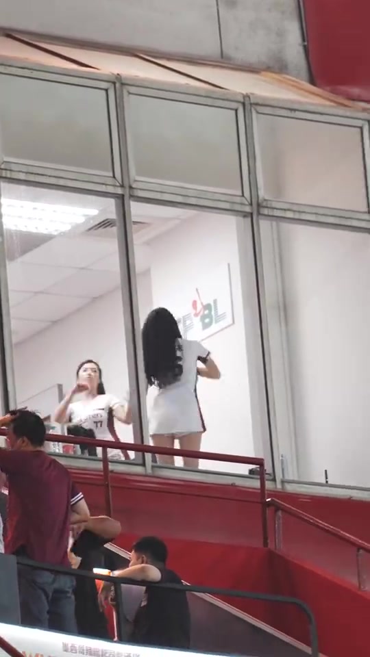 啦啦队待会就上场了，为啥要在这里偷看