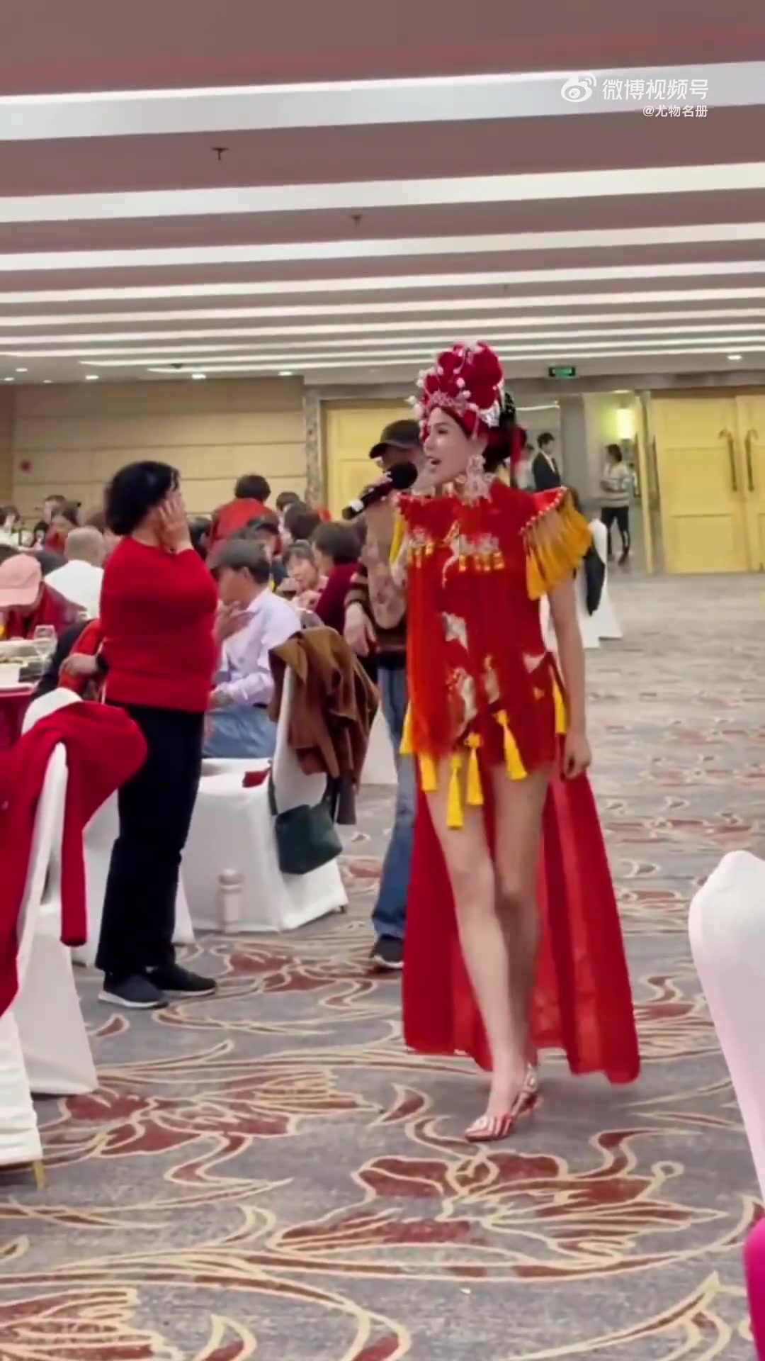 婚礼上这个表演者太夺眼球了