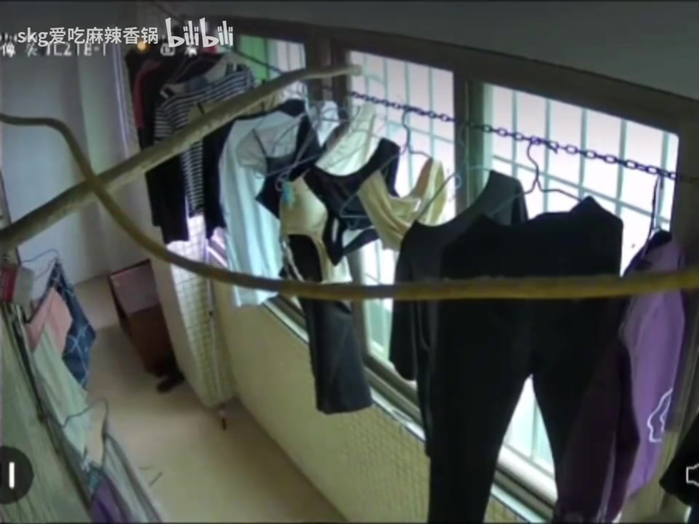 一男生进女生宿舍偷内衣？！