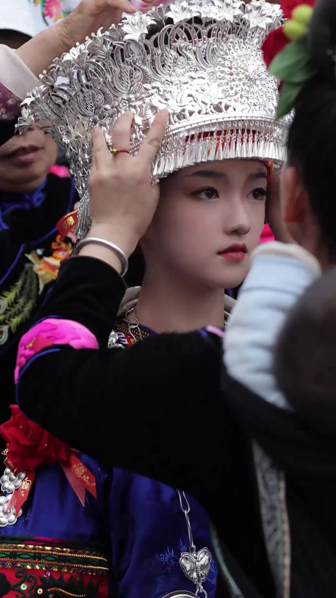 也许在奶奶眼里此刻穿戴盛装的正是少女时那个自己吧！