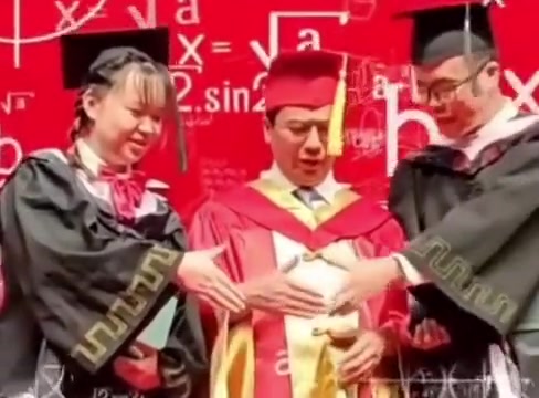 校长尴尬的笑了笑向旁边轻声道，他俩的毕业证给我撕了