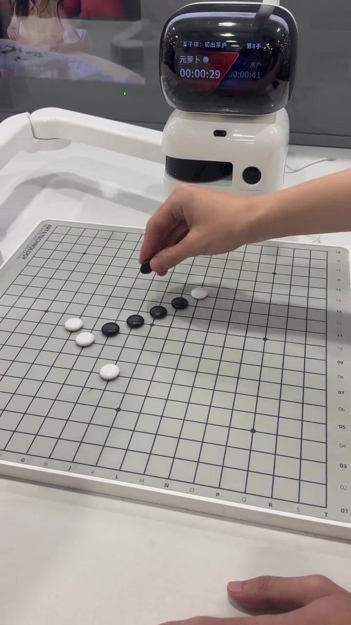 机器人：但凡我有另一只手看我扇你不
