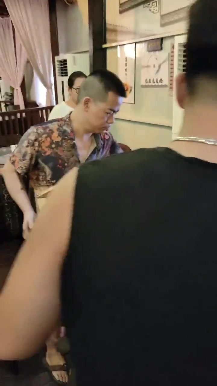 小胖的眼神：让我看看是哪个大怨种点的