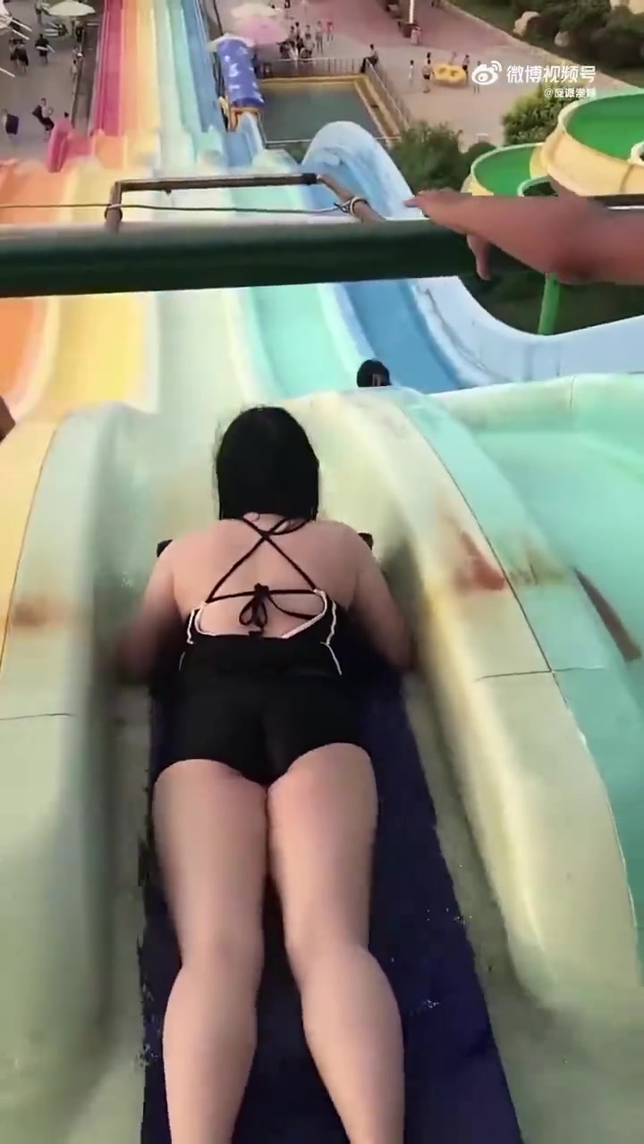 妹子是卡住了吗？怎么一直下不去