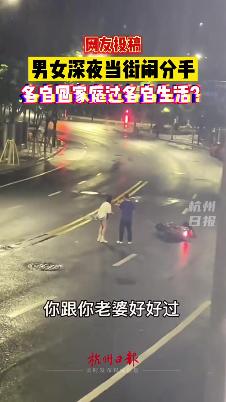 心疼出租车司机一秒：话说你俩有人打车不…