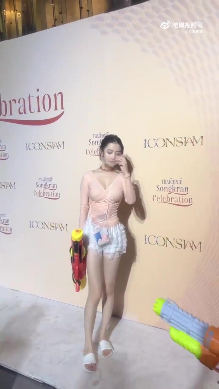 小姐姐这么穿过泼水节，这不挨群攻啊 ​