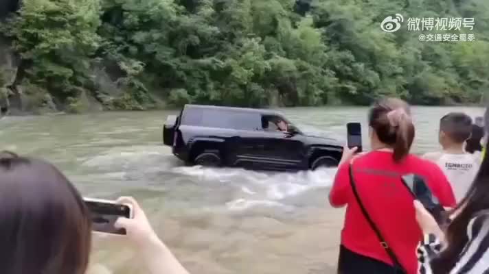 真替车主捏把汗，可得注意安全啊！