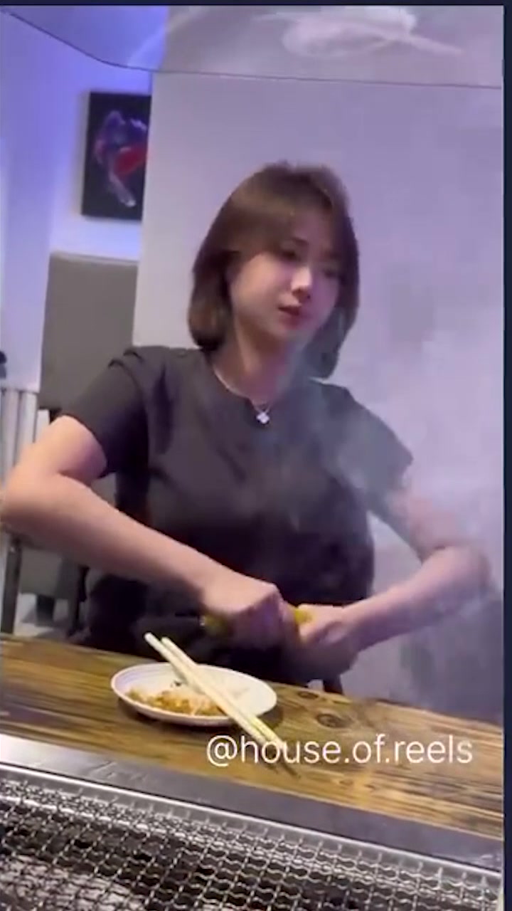 小姐姐告诉大伙掰玉米也可以很有气势