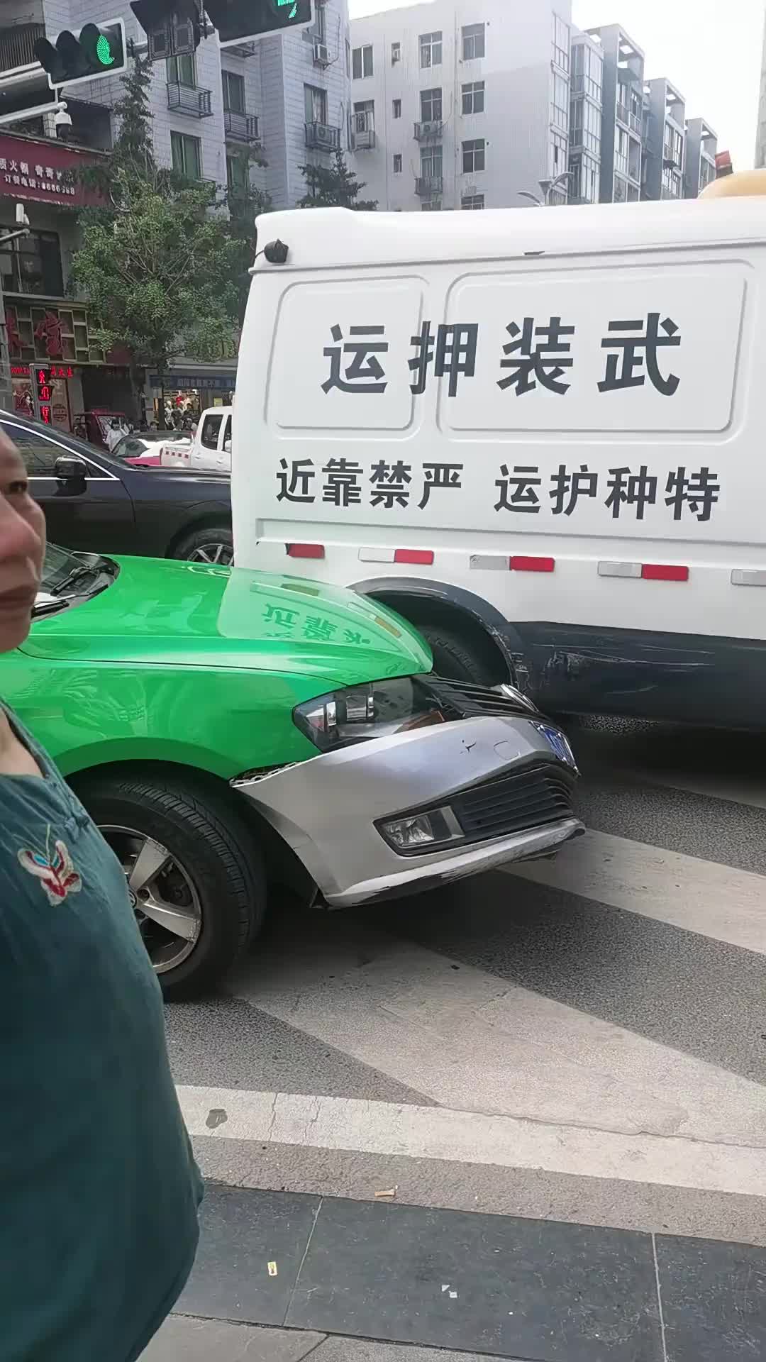 严禁靠近，人家车上都提醒你了！