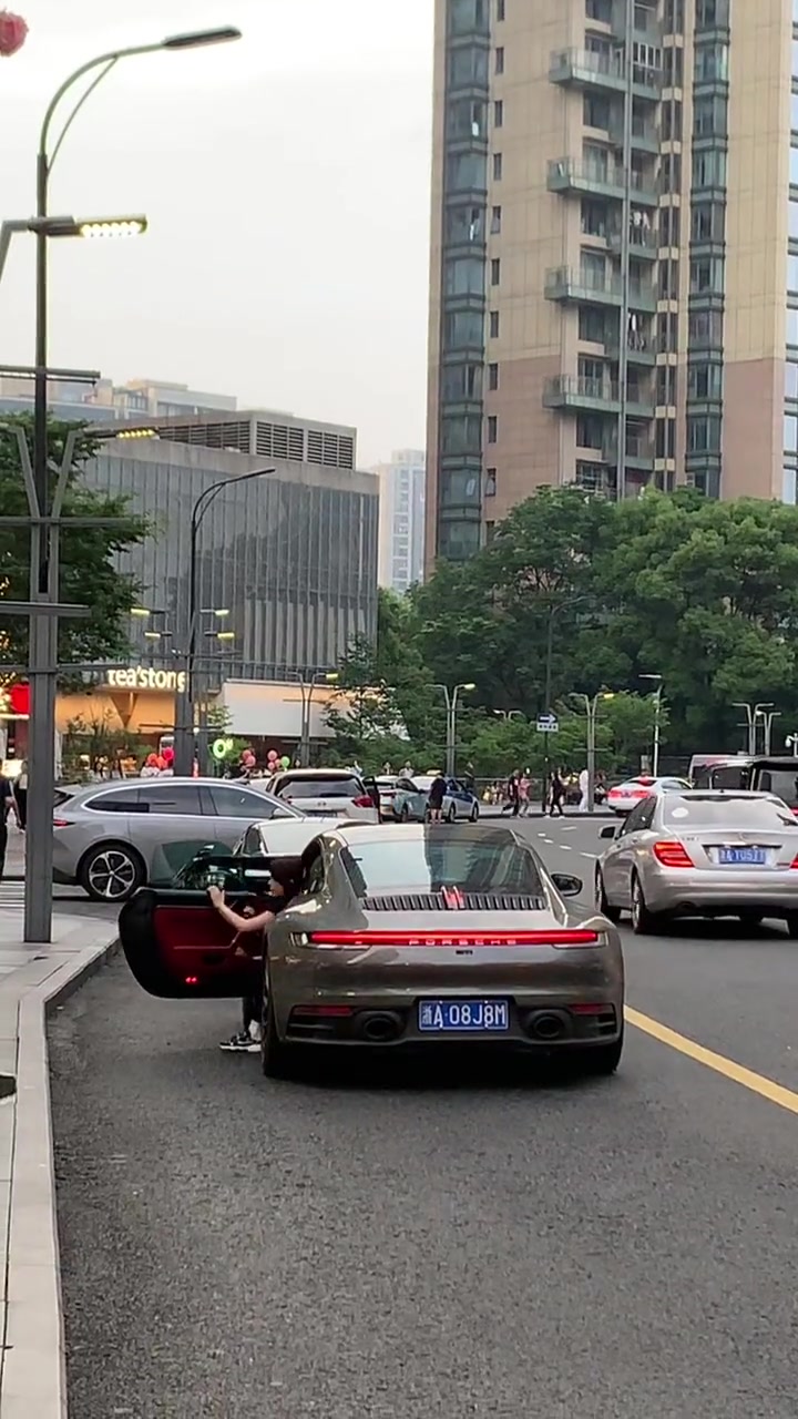 原来开保时捷的小姐姐都是这样关门的！