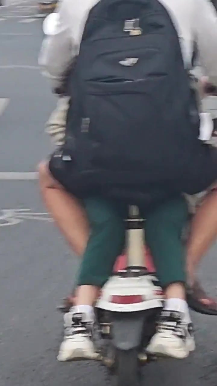 他俩这是啥姿势？看了半天都没看懂，怎么坐稳的？