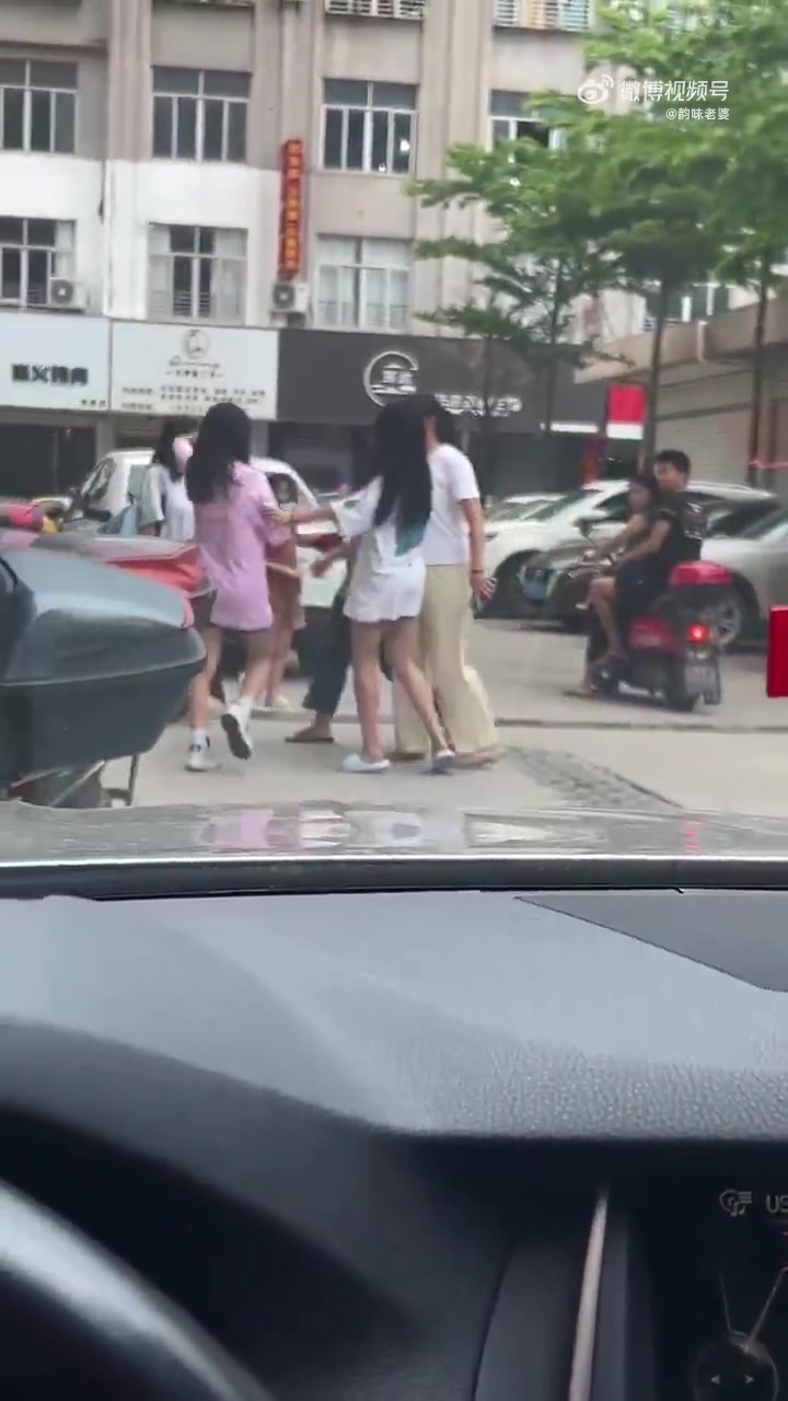 女儿叛逆跟妈妈打架，两人用脚互踢，爸爸赶来一脚制服 ​​​