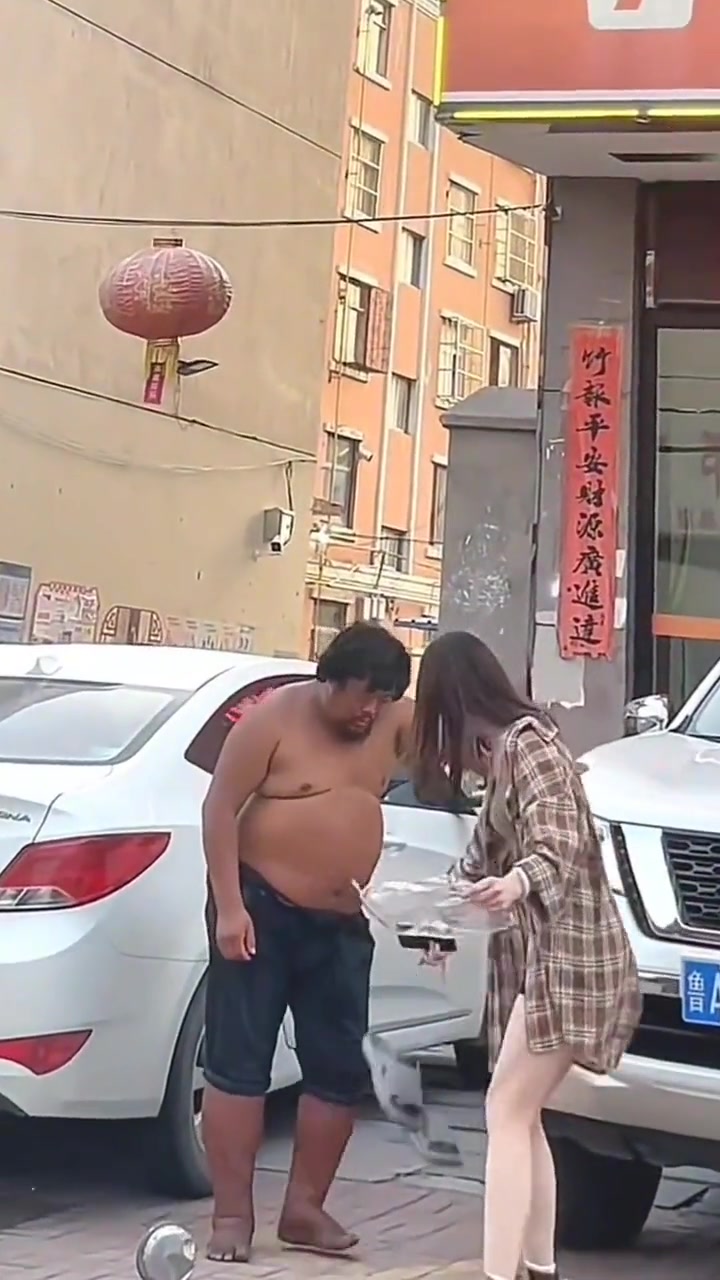 人美心善！小姐姐给大哥整不会了